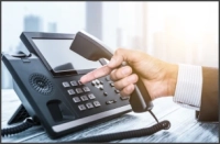 Anruf mit Yealink Tischtelefon